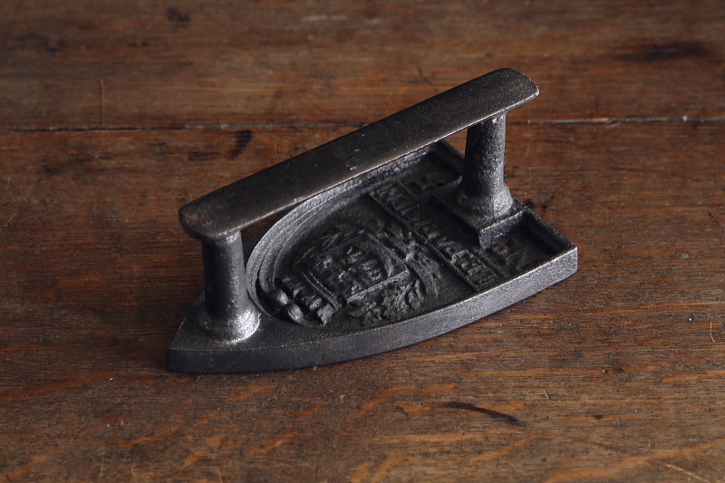 鋳鉄のフレンチアイロン　フランス アンティークストリュフ 20260109