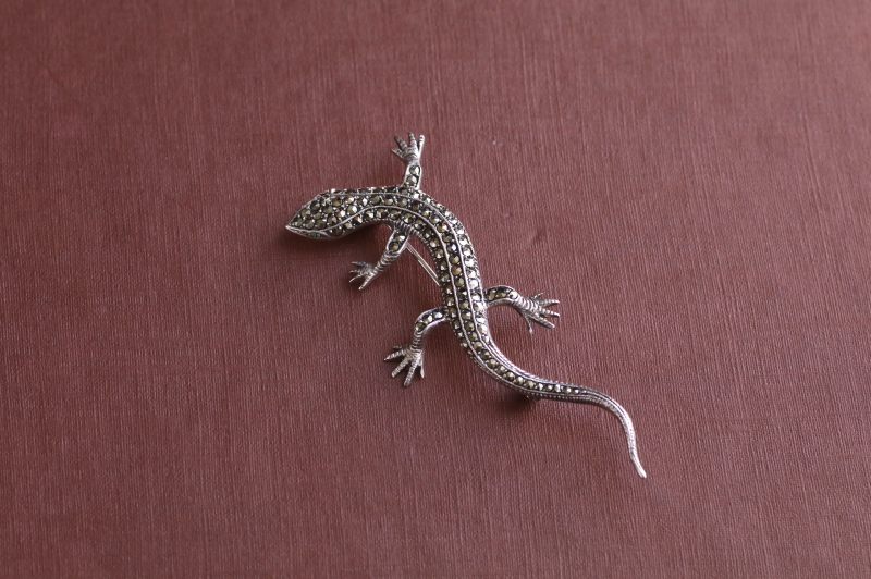 マーカサイトアンドシルバーリザードブローチ　グリーンアイズ　ヨーロッパ　アンティークストリュフ