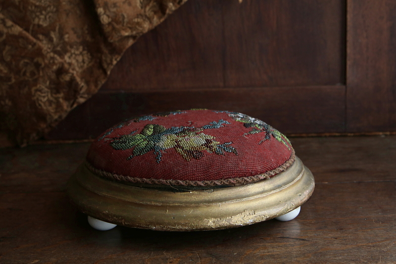 ビーズワークと刺繍のオットマン　ヴィクトリアン　イギリス　アンティークストリュフ