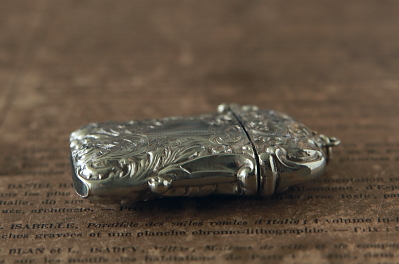 エングレーヴィングのヴェスタケース　ヴィクトリアン　イギリス　アンティークストリュフ