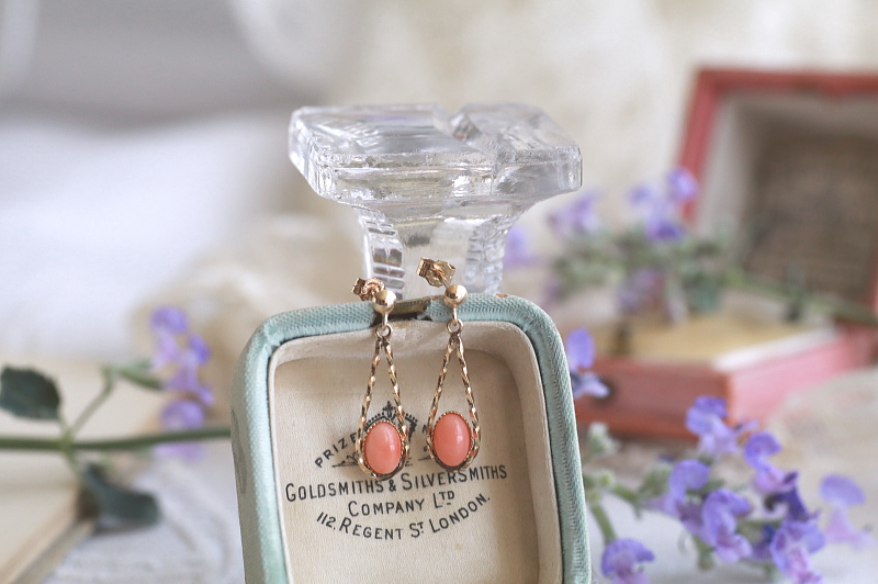 オーバルピンクコーラル　ゴールドピアス　イギリス　アンティークストリュフ