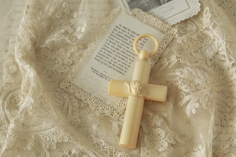 天使のゆりかごの十字架　象牙　アイボリー　フランス　アンティークス