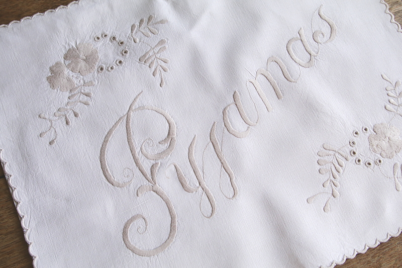 刺繍のリネンパジャマケース　イギリス　アンティークストリュフ