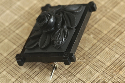 薔薇のフレームジェットブローチ　イギリス　アンティークストリュフ