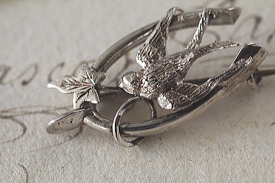 ウィッシュボーンとツバメ　スターリングシルバーブローチ　イギリス　アンティークストリュフ