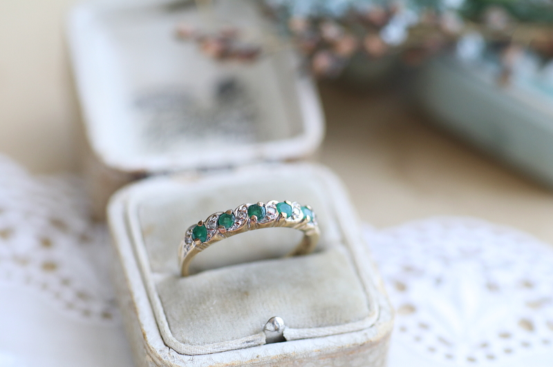 エメラルドアンドダイヤモンド　バンドリング　ヴィンテージジュエリー　イギリス　アンティークストリュフ