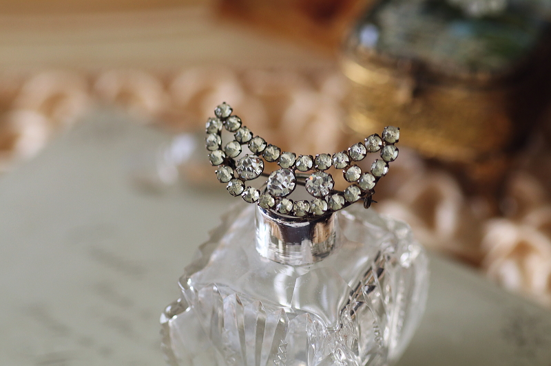 オールドペーストクレッセントブローチ　ヨーロッパ アンティークストリュフ