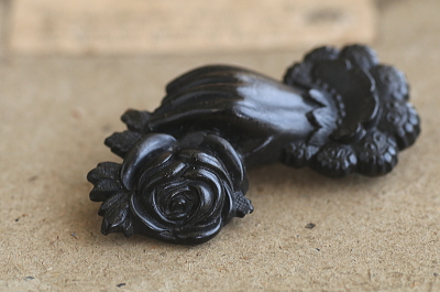 プレスドホーンブローチ　薔薇を持つ手　ヴィクトリアン　イギリス アンティークストリュフ