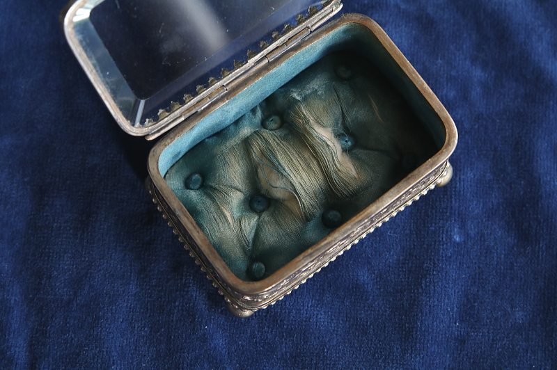 ガラスの蓋のジュエリーボックス　フランス アンティークストリュフ