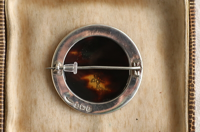 花籠とフェストゥーンのピクウェブローチ　イギリス アンティークストリュフ