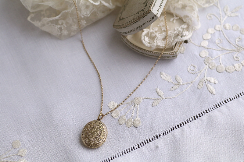 ベルト&バックル　エングレービングロケットペンダント　ヨーロッパ　アンティークストリュフ