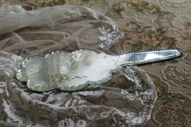 花のカットのハンドミラートレイ　フランス　アンティークストリュフ