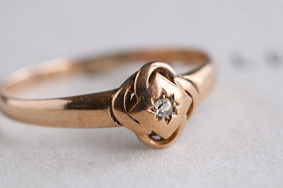 オールドヨーロピアンカット　シングルストーンゴールドリング　エンゲージ　イギリス　アンティークストリュフ