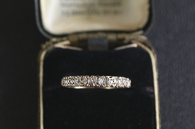 ダイヤモンドハーフエタニティリング　イギリス　アンティークストリュフ