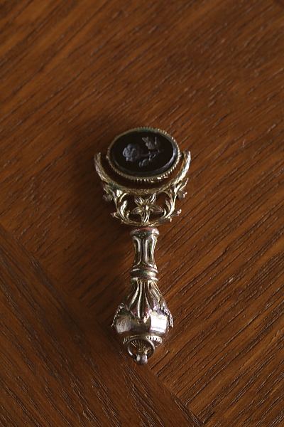 薔薇と百合紋フォブシール　ヨーロッパ　アンティークストリュフ