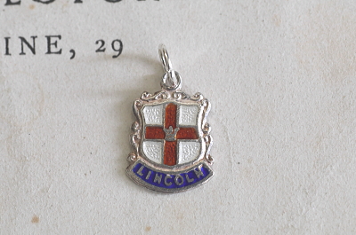 紋章のエナメルシルバーチャーム　イギリス　アンティークストリュフ