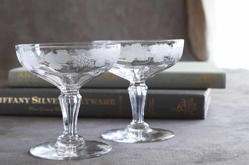 葡萄のエングレーヴィングシャンパンソーサー　イギリス　アンティークストリュフ