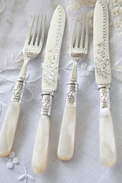 ハンドエングレーヴィングのデザートナイフ＆フォーク　イギリス　アンティークストリュフ 20250425