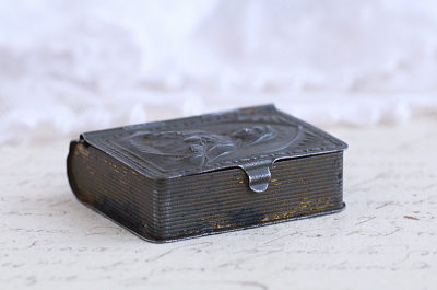 聖心の聖母聖書型ロザリオケース　ブリキ　フランス　アンティークストリュフ