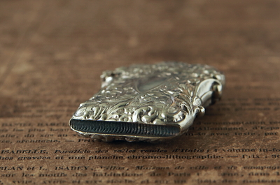 エングレーヴィングのヴェスタケース　ヴィクトリアン　イギリス　アンティークストリュフ