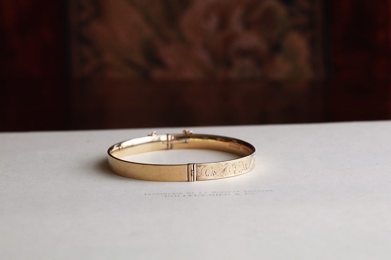 アラベスクのエングレービングブレスレット　バングル　ゴールドプレート　イギリス　アンティークストリュフ