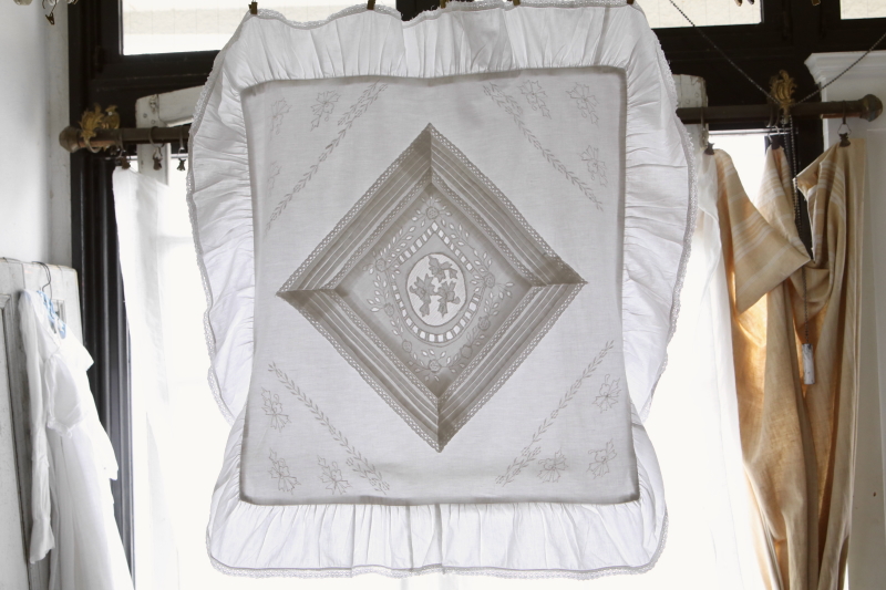 コットンラージクッションカバー　植物模様　刺繍　カットワーク　イギリス　アンティークストリュフ