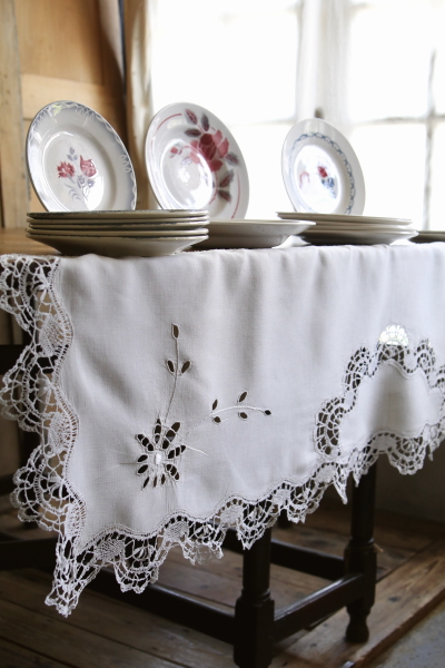 カットワークとボビンレースのリネン飾り　イギリス　アンティークストリュフ 20250723