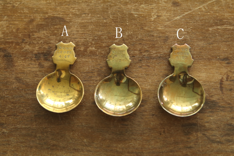 スーベニールブラスティーキャディースプーン　メイソンリー　イギリス　アンティークストリュフ