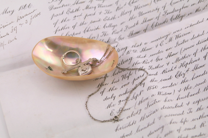 貝殻のジュエリートレイ　イギリス　アンティークストリュフ