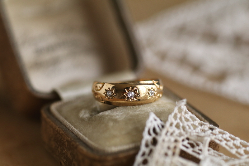 3ストーンダイヤモンドジプシーリング　三つ星　エンゲージリング　マリッジリング　イギリス アンティークストリュフ