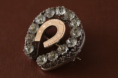 ペースト&ゴールド　ホースシューシルバーブローチ　イギリス アンティークストリュフ