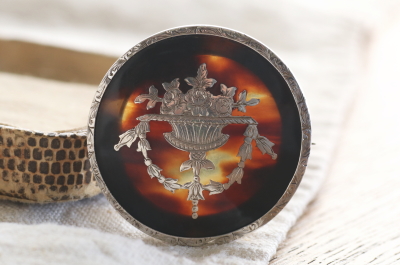 花籠とフェストゥーンのピクウェブローチ　イギリス アンティークストリュフ