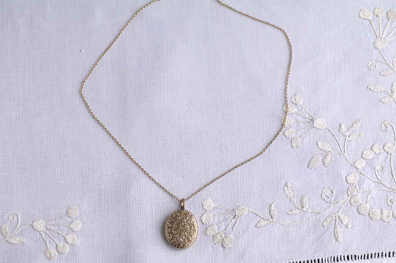 ベルト&バックル　エングレービングロケットペンダント　ヨーロッパ　アンティークストリュフ