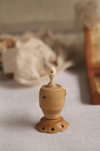 ベジタブルアイボリー　スーベニールメジャー　アンティークストリュフ