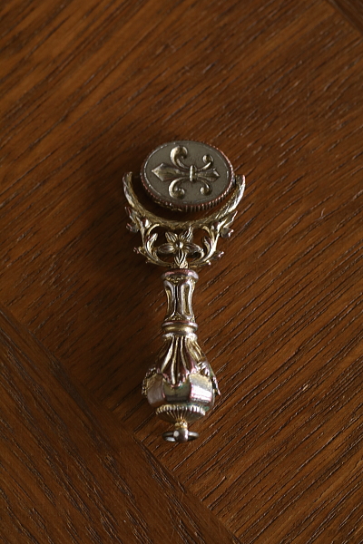 薔薇と百合紋フォブシール　ヨーロッパ　アンティークストリュフ