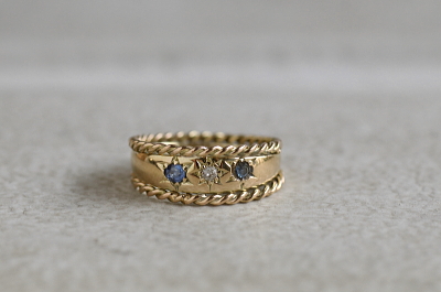 ダイヤアンドブルーサファイア　ロープエッジジプシーリング　イギリス　アンティークストリュフ