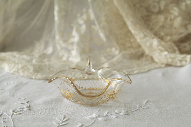 金彩のガラスハンドルディッシュ　花模様　フランス　アンティークストリュフ