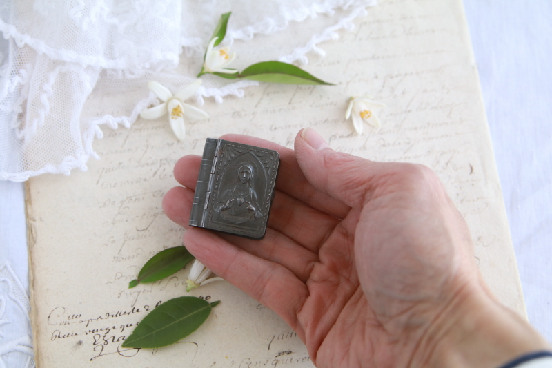 聖心の聖母聖書型ロザリオケース　ブリキ　フランス　アンティークストリュフ