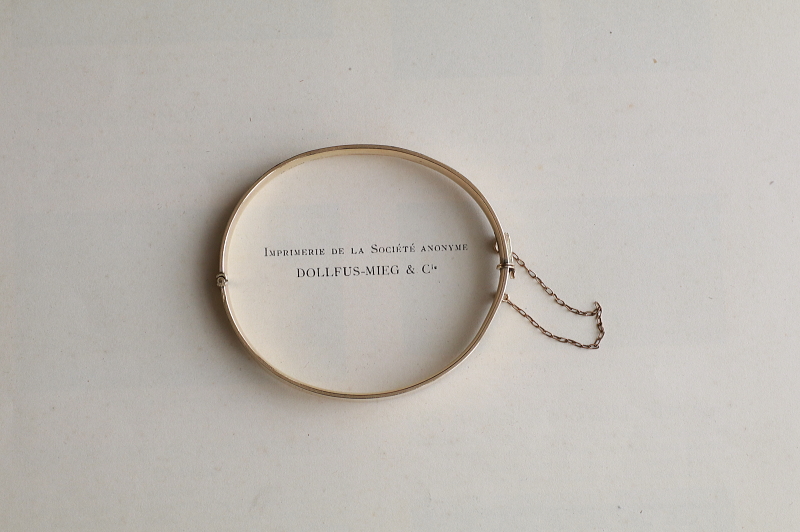 アラベスクのエングレービングブレスレット　バングル　ゴールドプレート　イギリス　アンティークストリュフ