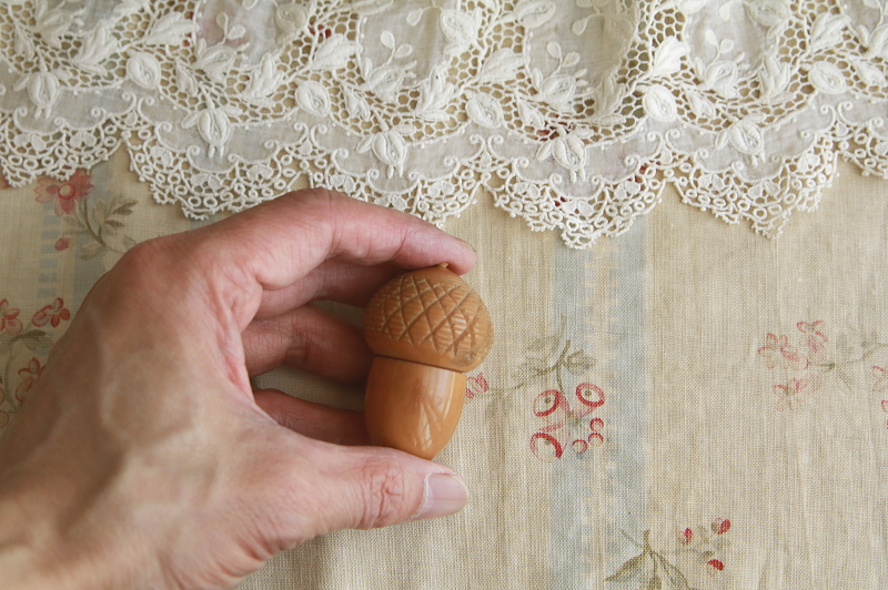 エイコーンのソーイングセット　ベジタブルアイボリー　ヴィクトリアン　イギリス　アンティークストリュフ