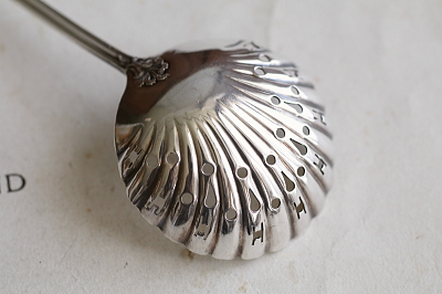 ロココパターンのシュガーシフタースプーン　イギリス　アンティークストリュフ