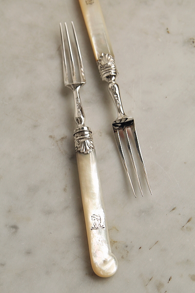 スターリングシルバーデザートフォーク　マザーオブパールハンドル　龍紋　William Gibson & John Lawrence Langman　イギリス　アンティークストリュフ 20250826