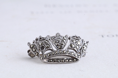 ネイバルクラウンのシルバーマーカサイトブローチ　イギリス　アンティークストリュフ