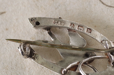 ウィッシュボーンとツバメ　スターリングシルバーブローチ　イギリス　アンティークストリュフ