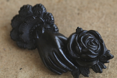 プレスドホーンブローチ　薔薇を持つ手　ヴィクトリアン　イギリス アンティークストリュフ