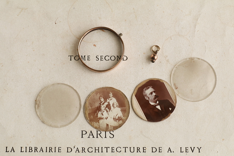 ウォッチリボンブローチ　フォトフレームチャーム イギリス　アンティークストリュフ