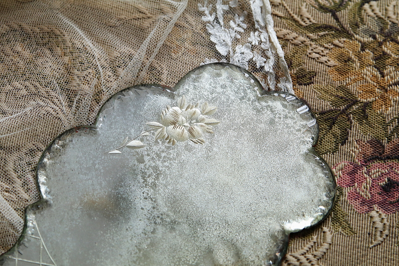 花のカットのハンドミラートレイ　フランス　アンティークストリュフ