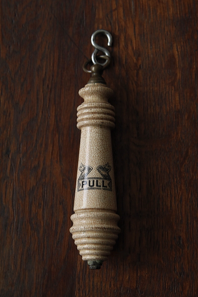 陶器のプルハンドル　PULL イギリス　アンティークストリュフ