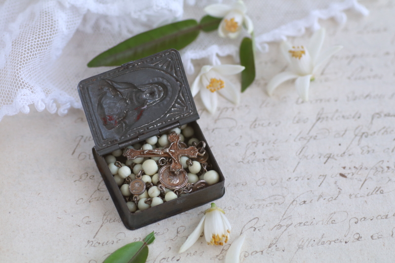 聖心の聖母聖書型ロザリオケース　ブリキ　フランス　アンティークストリュフ