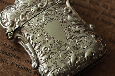 エングレーヴィングのヴェスタケース　ヴィクトリアン　イギリス　アンティークストリュフ